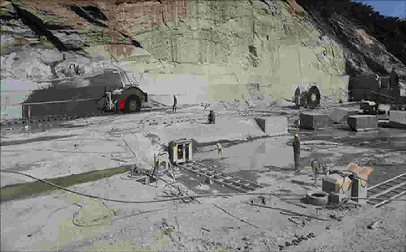 <a href=/dalishi/14-2-0-0-0-0.html target=_blank class=infotextkey>花岗岩</a>--沙漠金珠矿